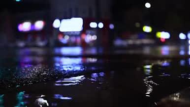 4K实拍下雨的街道视频的预览图